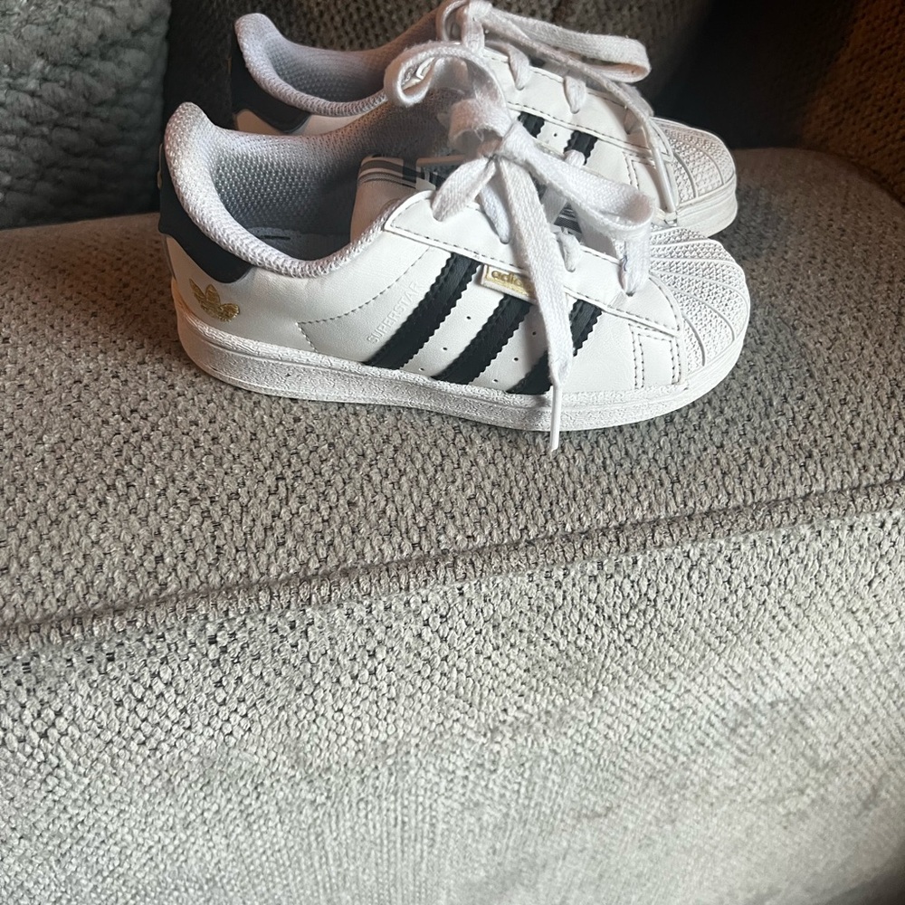 Toddler adidas size 8 color white and black gently worn. Smoke feee home.